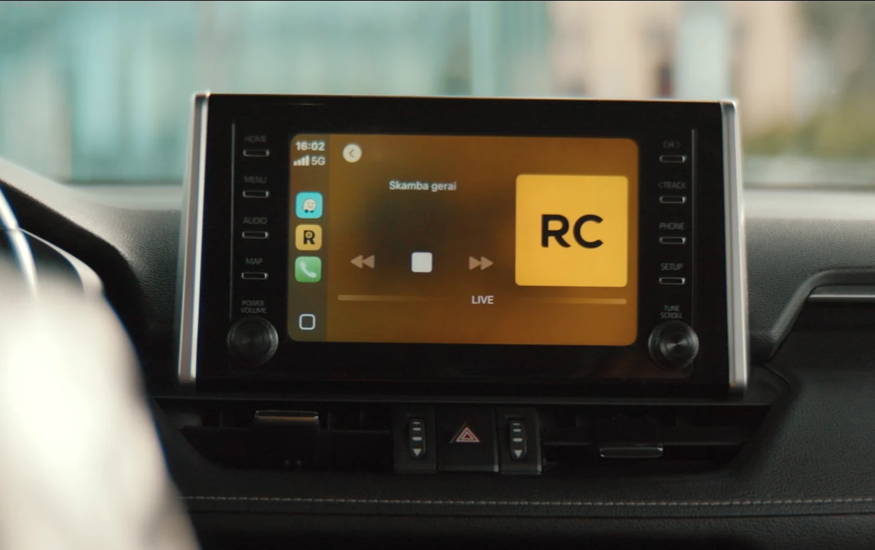 Radiocentro klausymas automobilio multimedijos ekrane